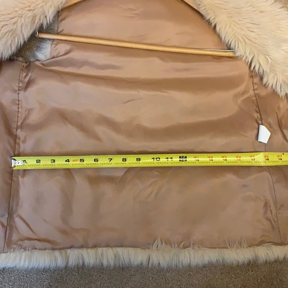 Beautiful SANDRO cream colored faux fur vest - Picture 13 of 16